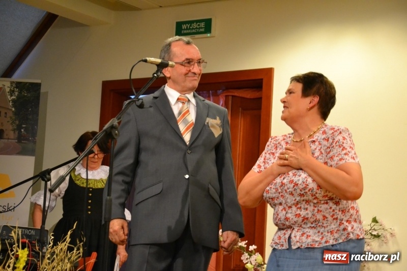 Zdjęcie w galerii na portalu naszraciborz.pl: O kobietach i nie tylko z przymrużeniem oka - montaż słowno-muzyczny na zamku wiadomości z regionu