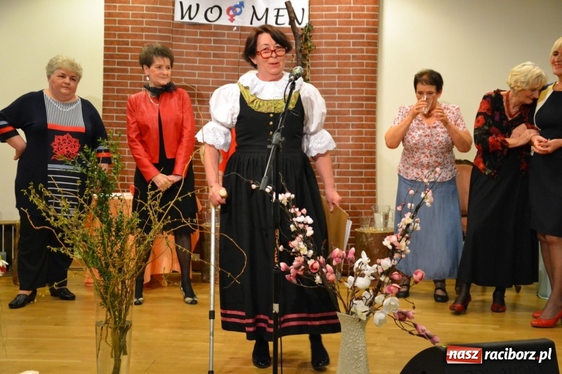 Zdjęcie w galerii na portalu naszraciborz.pl: O kobietach i nie tylko z przymrużeniem oka - montaż słowno-muzyczny na zamku wiadomości z regionu