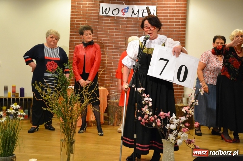 Zdjęcie w galerii na portalu naszraciborz.pl: O kobietach i nie tylko z przymrużeniem oka - montaż słowno-muzyczny na zamku wiadomości z regionu