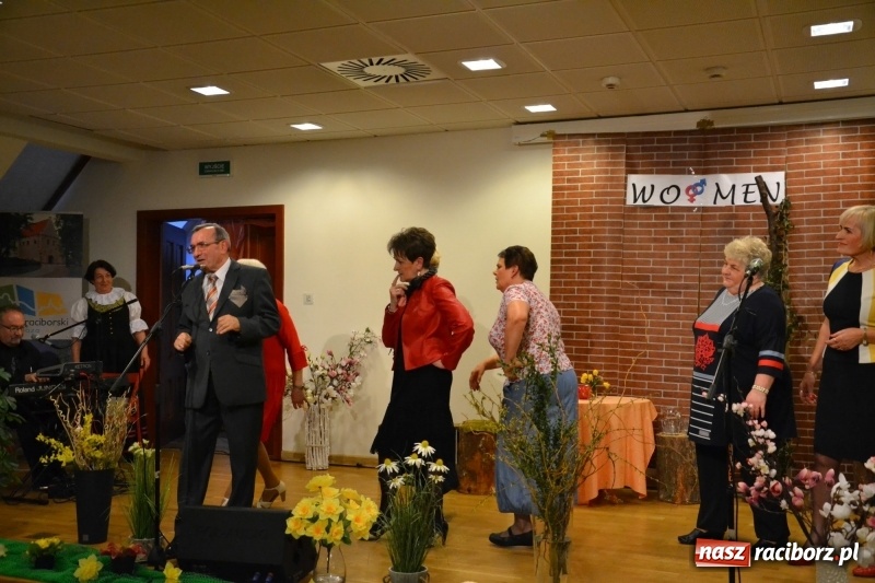 Zdjęcie w galerii na portalu naszraciborz.pl: O kobietach i nie tylko z przymrużeniem oka - montaż słowno-muzyczny na zamku wiadomości z regionu