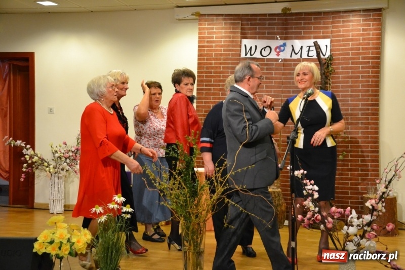 Zdjęcie w galerii na portalu naszraciborz.pl: O kobietach i nie tylko z przymrużeniem oka - montaż słowno-muzyczny na zamku wiadomości z regionu