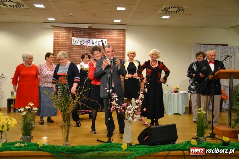 Zdjęcie w galerii na portalu naszraciborz.pl: O kobietach i nie tylko z przymrużeniem oka - montaż słowno-muzyczny na zamku wiadomości z regionu