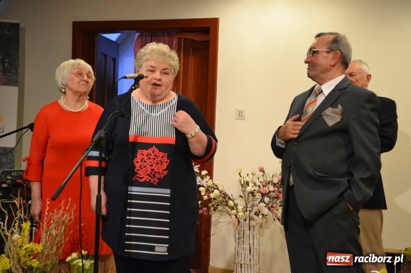 Zdjęcie w galerii na portalu naszraciborz.pl: O kobietach i nie tylko z przymrużeniem oka - montaż słowno-muzyczny na zamku wiadomości z regionu