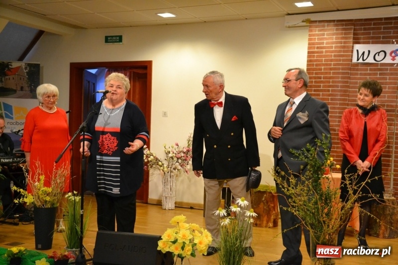 Zdjęcie w galerii na portalu naszraciborz.pl: O kobietach i nie tylko z przymrużeniem oka - montaż słowno-muzyczny na zamku wiadomości z regionu