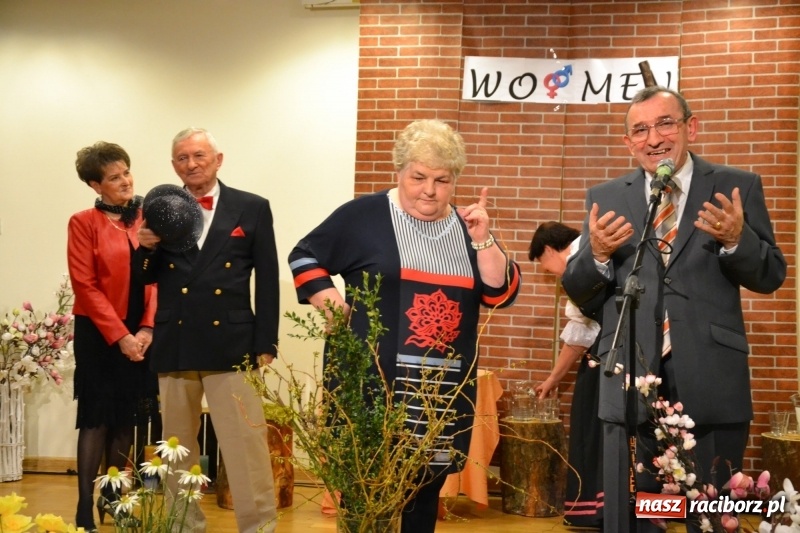 Zdjęcie w galerii na portalu naszraciborz.pl: O kobietach i nie tylko z przymrużeniem oka - montaż słowno-muzyczny na zamku wiadomości z regionu