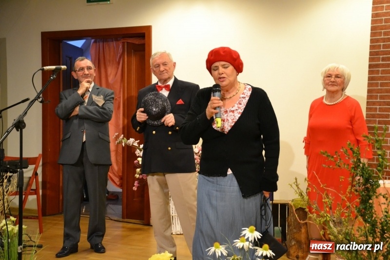 Zdjęcie w galerii na portalu naszraciborz.pl: O kobietach i nie tylko z przymrużeniem oka - montaż słowno-muzyczny na zamku wiadomości z regionu