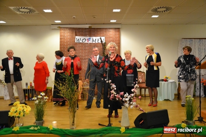 Zdjęcie w galerii na portalu naszraciborz.pl: O kobietach i nie tylko z przymrużeniem oka - montaż słowno-muzyczny na zamku wiadomości z regionu