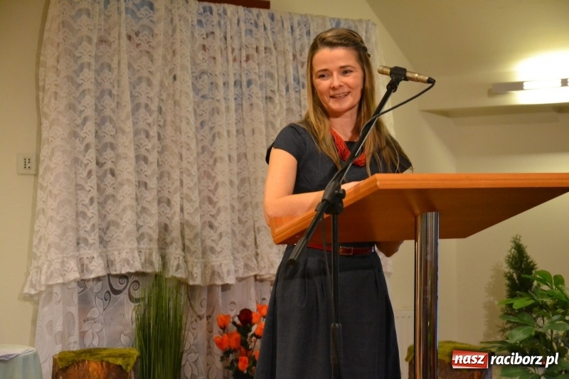 Zdjęcie w galerii na portalu naszraciborz.pl: O kobietach i nie tylko z przymrużeniem oka - montaż słowno-muzyczny na zamku wiadomości z regionu