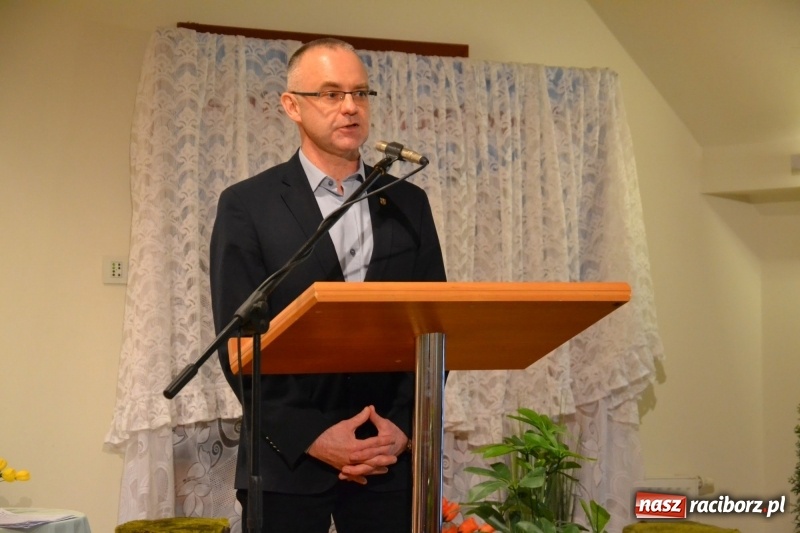 Zdjęcie w galerii na portalu naszraciborz.pl: O kobietach i nie tylko z przymrużeniem oka - montaż słowno-muzyczny na zamku wiadomości z regionu