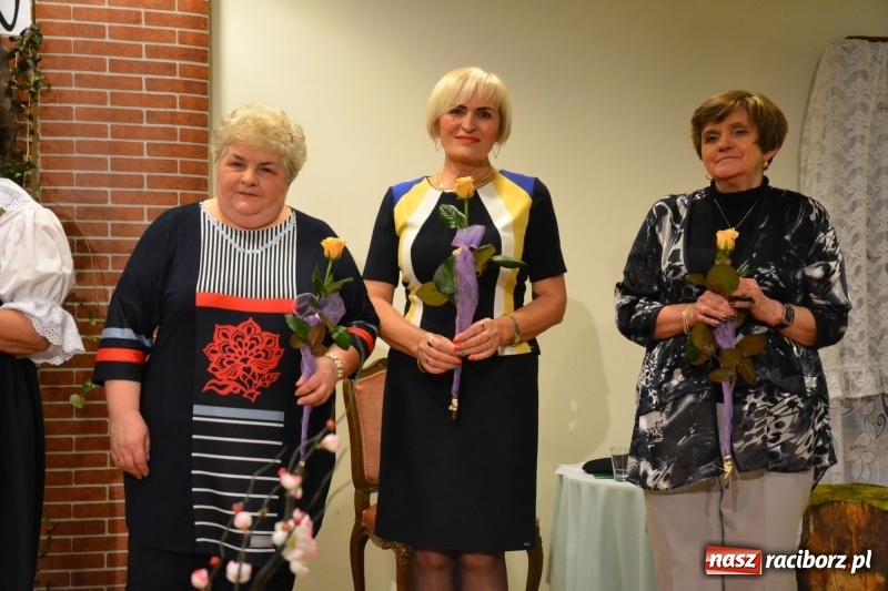 Zdjęcie w galerii na portalu naszraciborz.pl: O kobietach i nie tylko z przymrużeniem oka - montaż słowno-muzyczny na zamku wiadomości z regionu