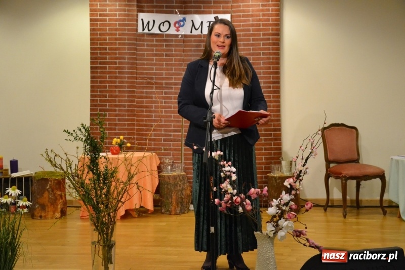 Zdjęcie w galerii na portalu naszraciborz.pl: O kobietach i nie tylko z przymrużeniem oka - montaż słowno-muzyczny na zamku wiadomości z regionu