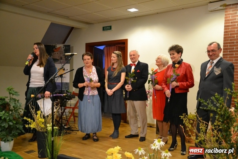 Zdjęcie w galerii na portalu naszraciborz.pl: O kobietach i nie tylko z przymrużeniem oka - montaż słowno-muzyczny na zamku wiadomości z regionu