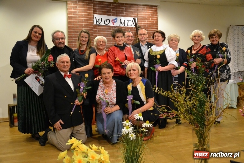 Zdjęcie w galerii na portalu naszraciborz.pl: O kobietach i nie tylko z przymrużeniem oka - montaż słowno-muzyczny na zamku wiadomości z regionu