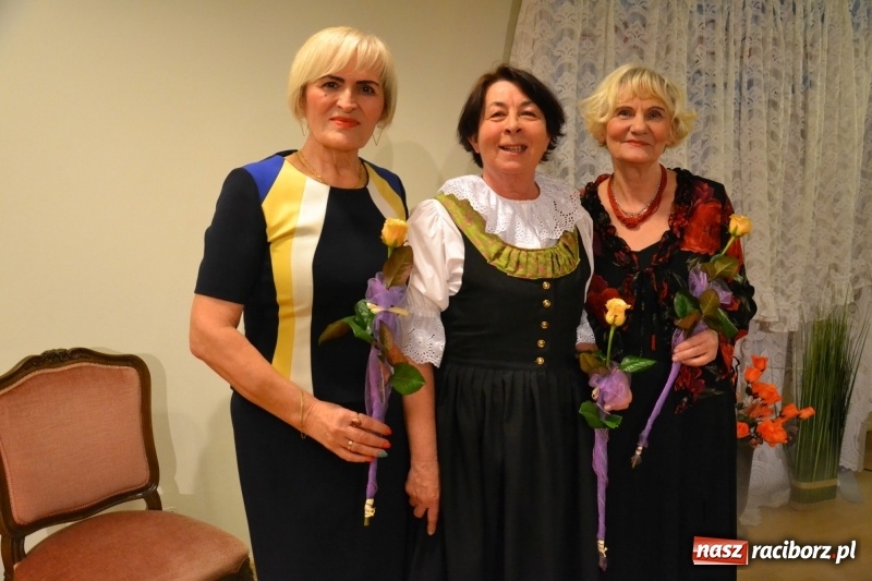 Zdjęcie w galerii na portalu naszraciborz.pl: O kobietach i nie tylko z przymrużeniem oka - montaż słowno-muzyczny na zamku wiadomości z regionu