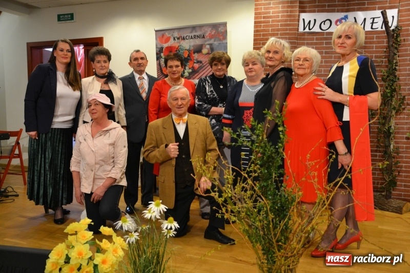 Zdjęcie w galerii na portalu naszraciborz.pl: O kobietach i nie tylko z przymrużeniem oka - montaż słowno-muzyczny na zamku wiadomości z regionu