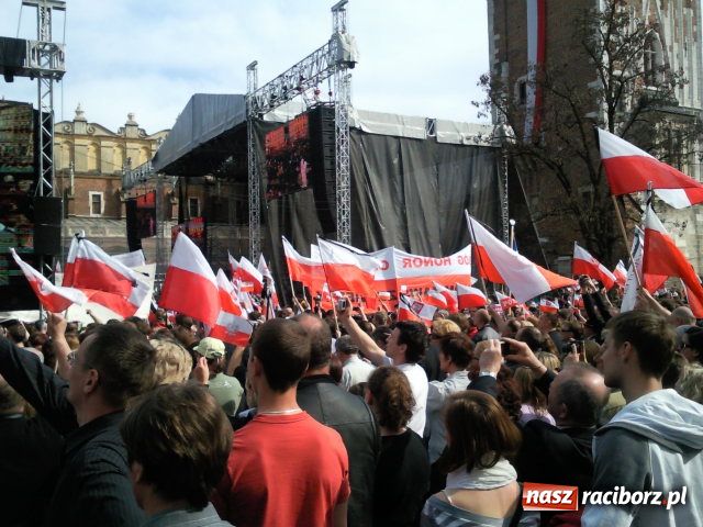 Zdjęcie w galerii na portalu naszraciborz.pl: Raciborzanie żegnali parę prezydencką wiadomości z regionu