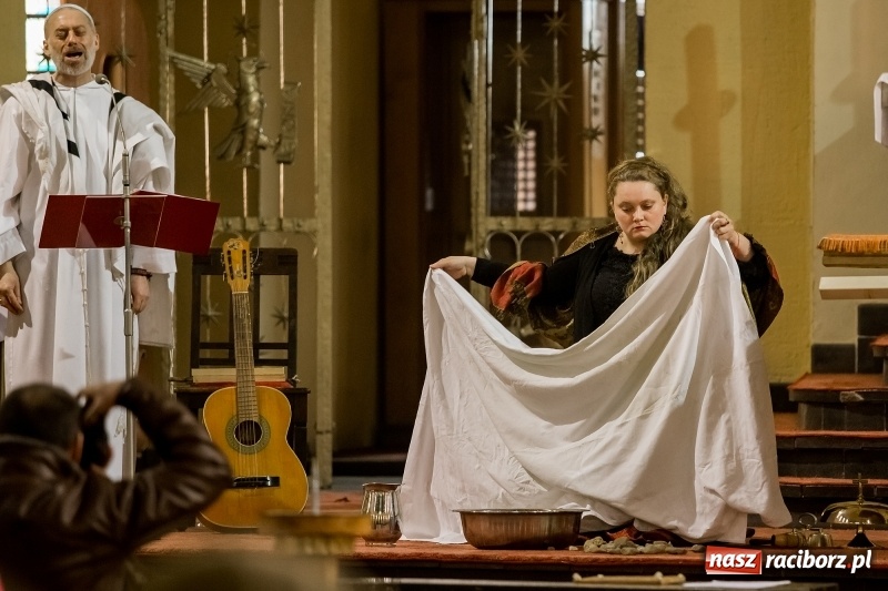 Zdjęcie w galerii na portalu naszraciborz.pl: Pieśń o moim Mesjaszu. Midraszowy Teatr Żydowski wystąpił w kościele pw. NSPJ wiadomości z regionu