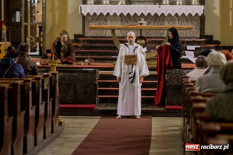 Zdjęcie w galerii na portalu naszraciborz.pl: Pieśń o moim Mesjaszu. Midraszowy Teatr Żydowski wystąpił w kościele pw. NSPJ wiadomości z regionu