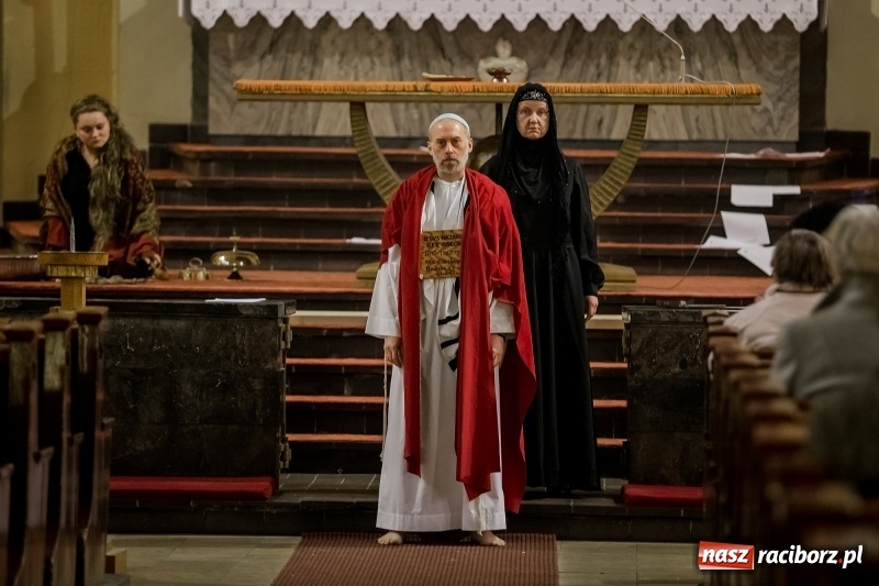 Zdjęcie w galerii na portalu naszraciborz.pl: Pieśń o moim Mesjaszu. Midraszowy Teatr Żydowski wystąpił w kościele pw. NSPJ wiadomości z regionu