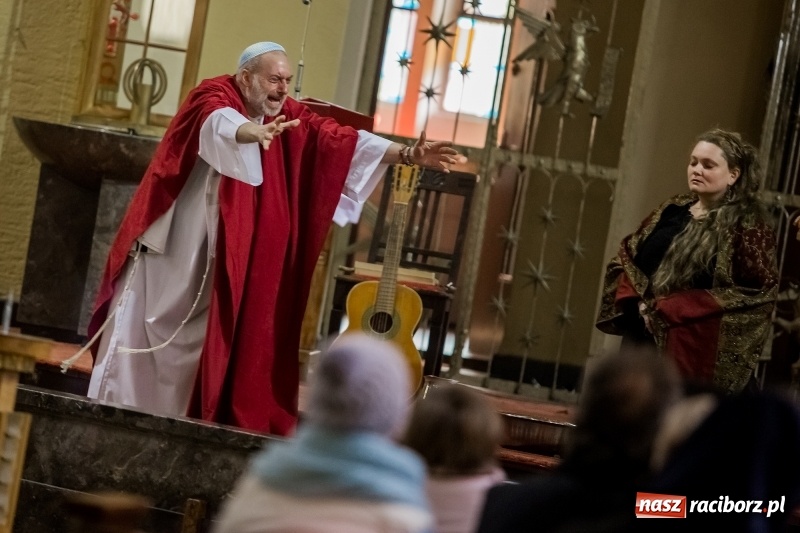 Zdjęcie w galerii na portalu naszraciborz.pl: Pieśń o moim Mesjaszu. Midraszowy Teatr Żydowski wystąpił w kościele pw. NSPJ wiadomości z regionu