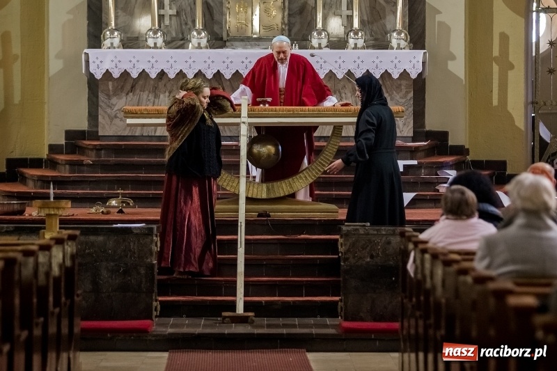 Zdjęcie w galerii na portalu naszraciborz.pl: Pieśń o moim Mesjaszu. Midraszowy Teatr Żydowski wystąpił w kościele pw. NSPJ wiadomości z regionu