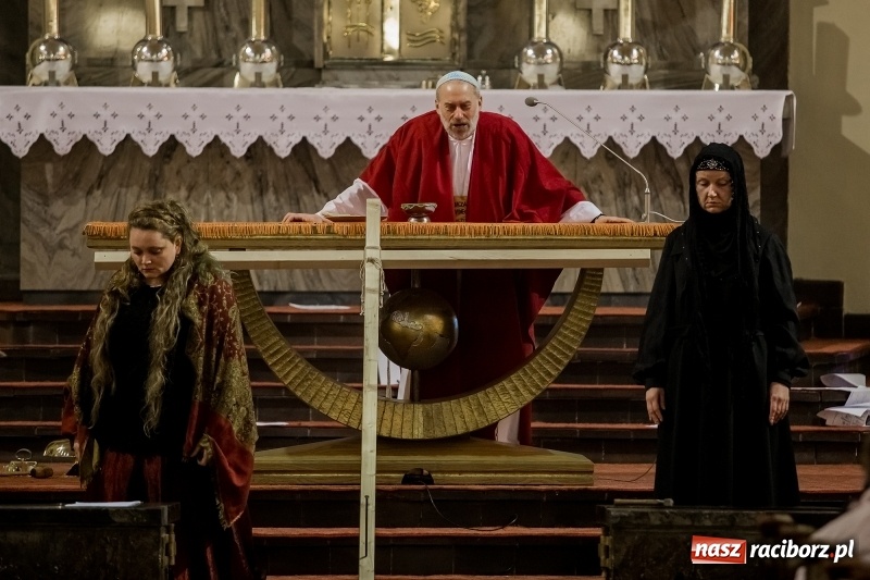 Zdjęcie w galerii na portalu naszraciborz.pl: Pieśń o moim Mesjaszu. Midraszowy Teatr Żydowski wystąpił w kościele pw. NSPJ wiadomości z regionu
