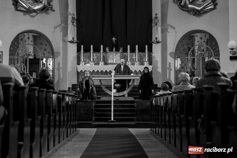 Zdjęcie w galerii na portalu naszraciborz.pl: Pieśń o moim Mesjaszu. Midraszowy Teatr Żydowski wystąpił w kościele pw. NSPJ wiadomości z regionu
