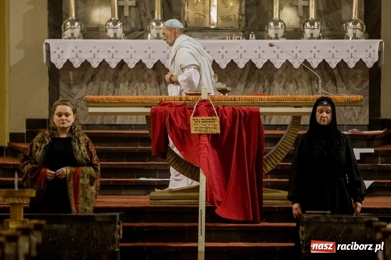 Zdjęcie w galerii na portalu naszraciborz.pl: Pieśń o moim Mesjaszu. Midraszowy Teatr Żydowski wystąpił w kościele pw. NSPJ wiadomości z regionu