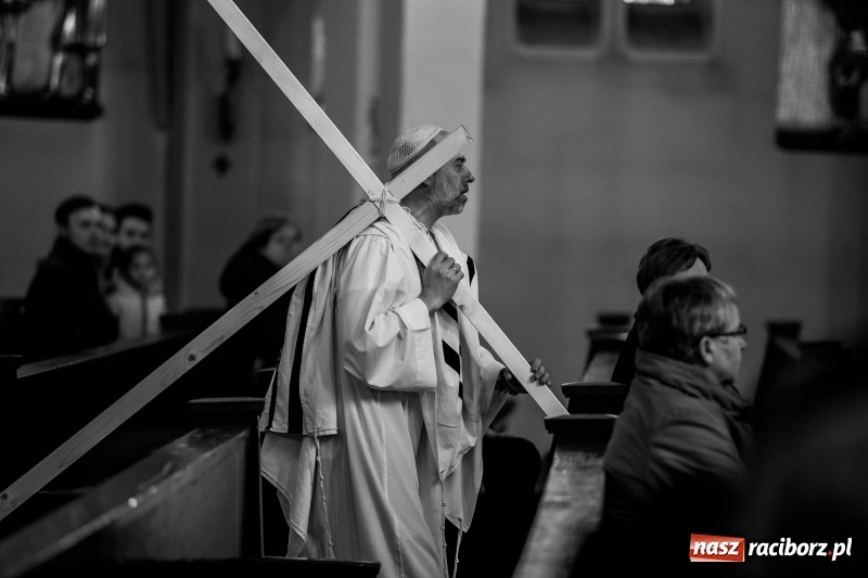 Zdjęcie w galerii na portalu naszraciborz.pl: Pieśń o moim Mesjaszu. Midraszowy Teatr Żydowski wystąpił w kościele pw. NSPJ wiadomości z regionu