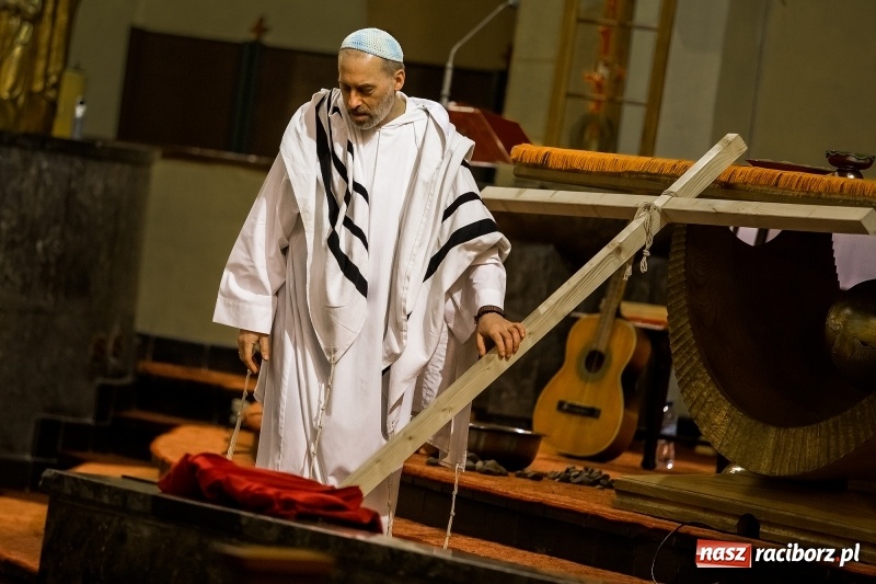 Zdjęcie w galerii na portalu naszraciborz.pl: Pieśń o moim Mesjaszu. Midraszowy Teatr Żydowski wystąpił w kościele pw. NSPJ wiadomości z regionu