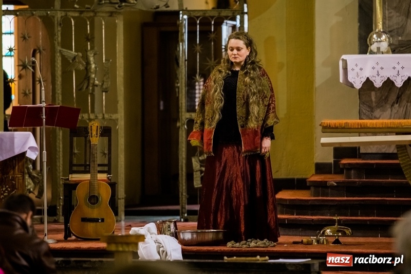 Zdjęcie w galerii na portalu naszraciborz.pl: Pieśń o moim Mesjaszu. Midraszowy Teatr Żydowski wystąpił w kościele pw. NSPJ wiadomości z regionu