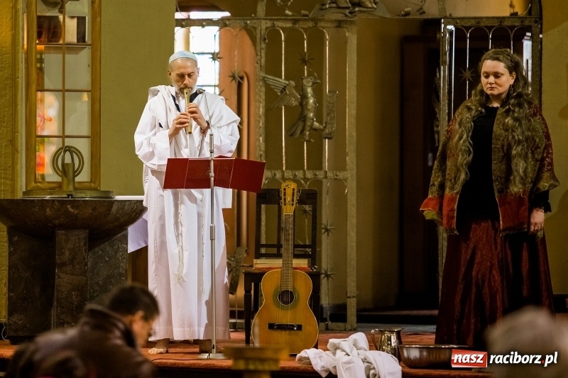 Zdjęcie w galerii na portalu naszraciborz.pl: Pieśń o moim Mesjaszu. Midraszowy Teatr Żydowski wystąpił w kościele pw. NSPJ wiadomości z regionu