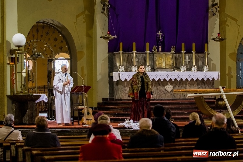 Zdjęcie w galerii na portalu naszraciborz.pl: Pieśń o moim Mesjaszu. Midraszowy Teatr Żydowski wystąpił w kościele pw. NSPJ wiadomości z regionu