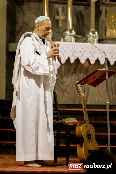 Zdjęcie w galerii na portalu naszraciborz.pl: Pieśń o moim Mesjaszu. Midraszowy Teatr Żydowski wystąpił w kościele pw. NSPJ wiadomości z regionu