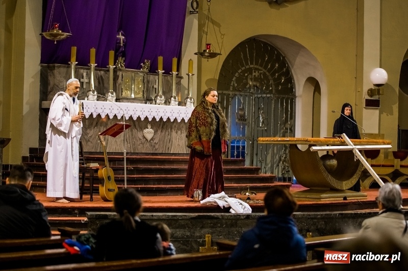 Zdjęcie w galerii na portalu naszraciborz.pl: Pieśń o moim Mesjaszu. Midraszowy Teatr Żydowski wystąpił w kościele pw. NSPJ wiadomości z regionu
