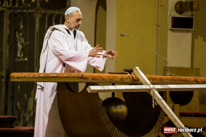 Zdjęcie w galerii na portalu naszraciborz.pl: Pieśń o moim Mesjaszu. Midraszowy Teatr Żydowski wystąpił w kościele pw. NSPJ wiadomości z regionu