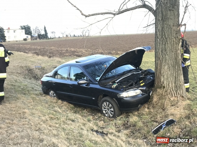 Zdjęcie w galerii na portalu naszraciborz.pl: Volvo uderzyło w drzewo na DW 416  wiadomości z regionu