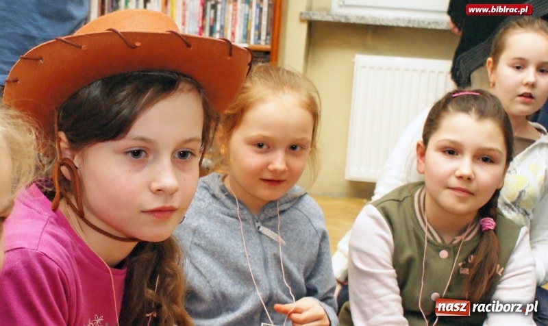 Zdjęcie w galerii na portalu naszraciborz.pl: Noc na bardzo Dzikim Zachodzie w raciborskiej bibliotece wiadomości z regionu