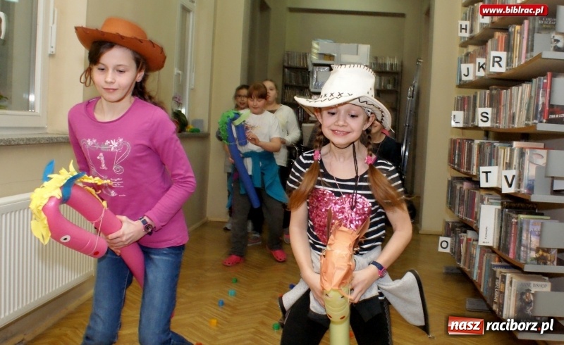 Zdjęcie w galerii na portalu naszraciborz.pl: Noc na bardzo Dzikim Zachodzie w raciborskiej bibliotece wiadomości z regionu