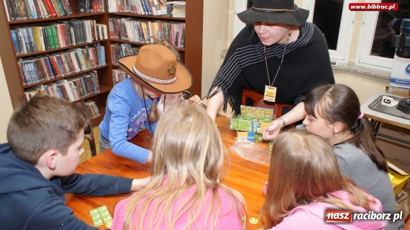Zdjęcie w galerii na portalu naszraciborz.pl: Noc na bardzo Dzikim Zachodzie w raciborskiej bibliotece wiadomości z regionu