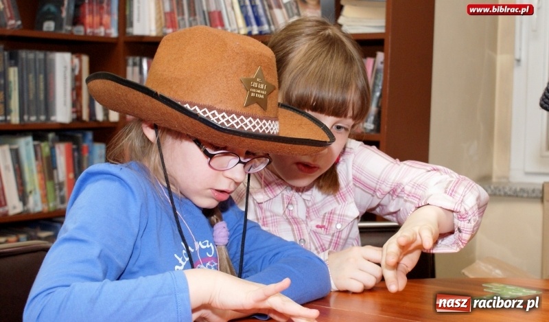 Zdjęcie w galerii na portalu naszraciborz.pl: Noc na bardzo Dzikim Zachodzie w raciborskiej bibliotece wiadomości z regionu