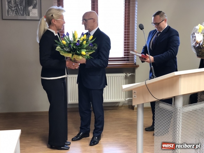 Zdjęcie w galerii na portalu naszraciborz.pl: Kwiaty, słodkości i życzenia. Rada Powiatu Raciborskiego pożegnała Grażynę Wójcik  wiadomości z regionu
