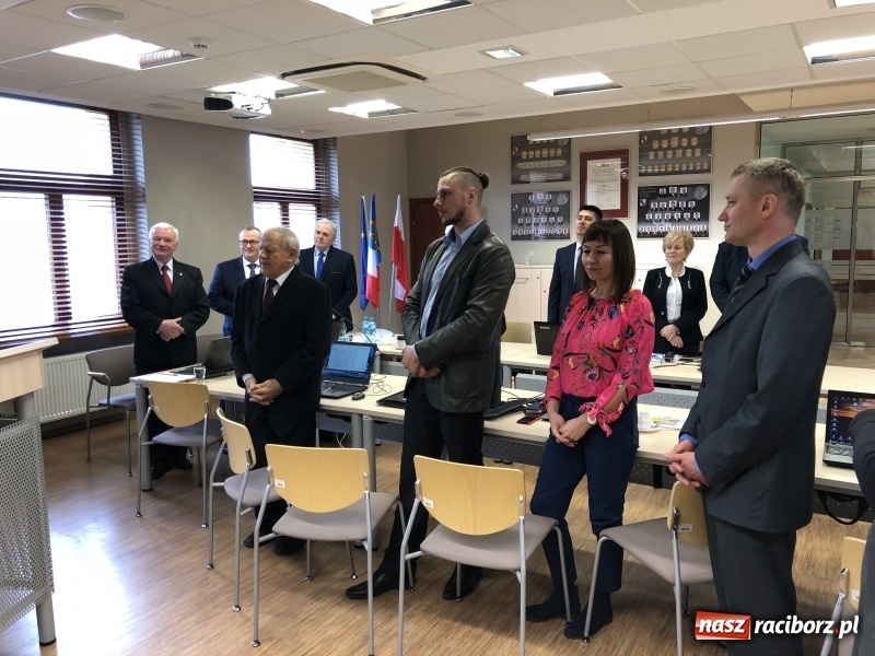 Zdjęcie w galerii na portalu naszraciborz.pl: Kwiaty, słodkości i życzenia. Rada Powiatu Raciborskiego pożegnała Grażynę Wójcik  wiadomości z regionu