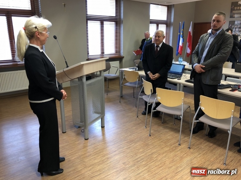 Zdjęcie w galerii na portalu naszraciborz.pl: Kwiaty, słodkości i życzenia. Rada Powiatu Raciborskiego pożegnała Grażynę Wójcik  wiadomości z regionu