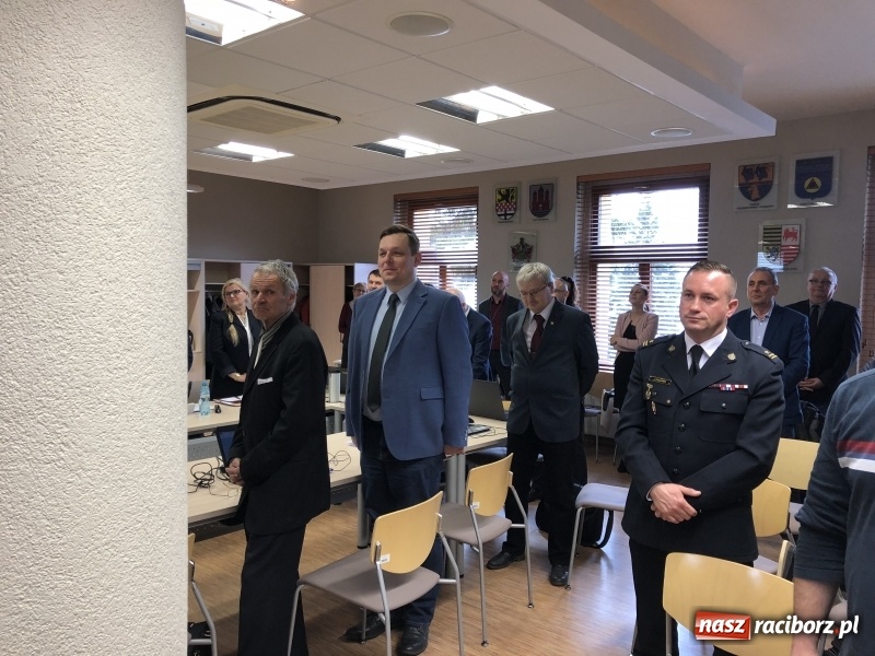 Zdjęcie w galerii na portalu naszraciborz.pl: Kwiaty, słodkości i życzenia. Rada Powiatu Raciborskiego pożegnała Grażynę Wójcik  wiadomości z regionu