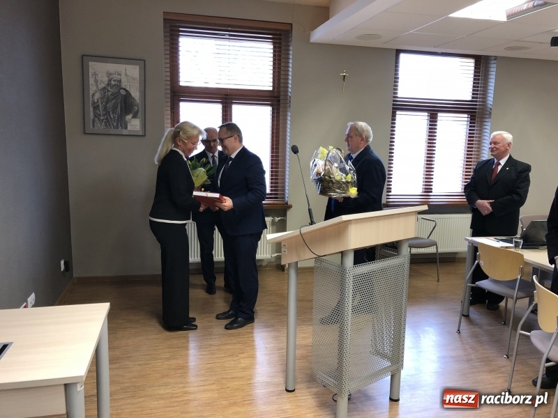 Zdjęcie w galerii na portalu naszraciborz.pl: Kwiaty, słodkości i życzenia. Rada Powiatu Raciborskiego pożegnała Grażynę Wójcik  wiadomości z regionu