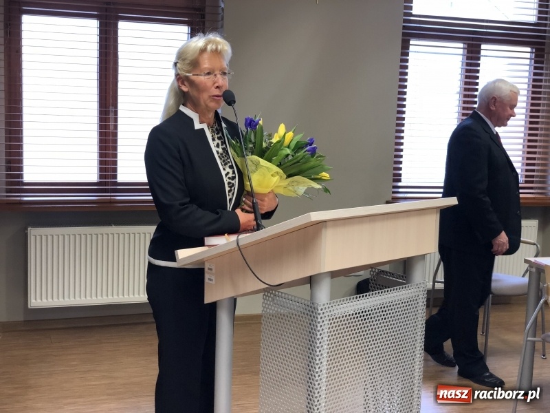 Zdjęcie w galerii na portalu naszraciborz.pl: Kwiaty, słodkości i życzenia. Rada Powiatu Raciborskiego pożegnała Grażynę Wójcik  wiadomości z regionu