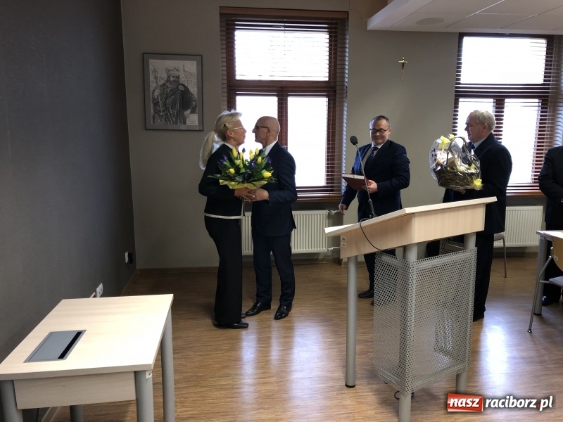 Zdjęcie w galerii na portalu naszraciborz.pl: Kwiaty, słodkości i życzenia. Rada Powiatu Raciborskiego pożegnała Grażynę Wójcik  wiadomości z regionu