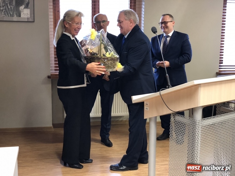 Zdjęcie w galerii na portalu naszraciborz.pl: Kwiaty, słodkości i życzenia. Rada Powiatu Raciborskiego pożegnała Grażynę Wójcik  wiadomości z regionu
