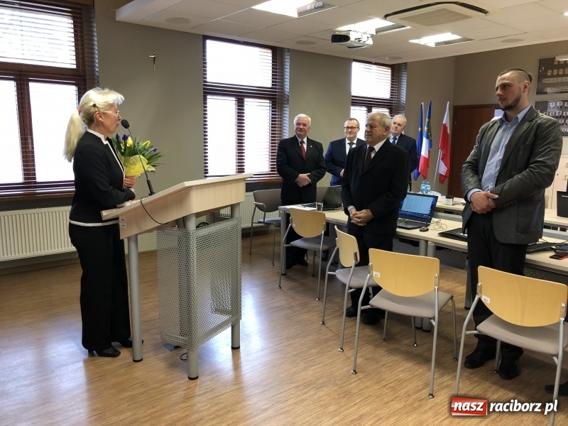 Zdjęcie w galerii na portalu naszraciborz.pl: Kwiaty, słodkości i życzenia. Rada Powiatu Raciborskiego pożegnała Grażynę Wójcik  wiadomości z regionu